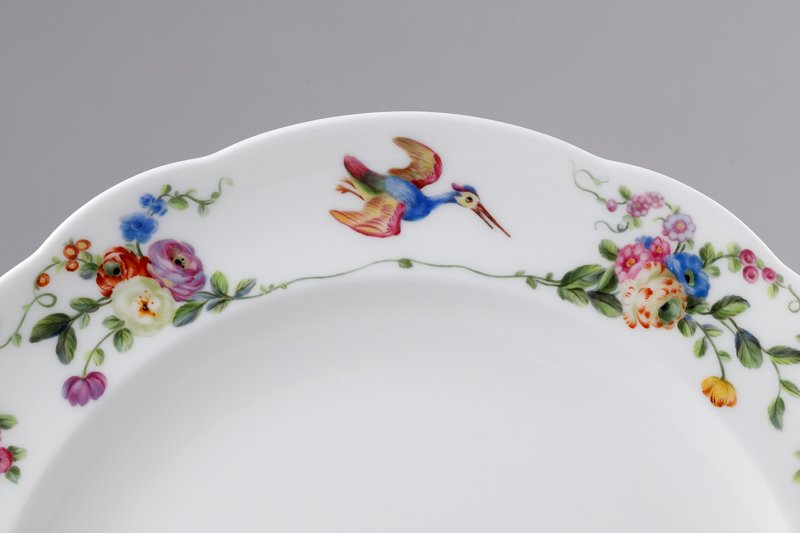 Assiette aux oiseaux de style XVIIIe siècle