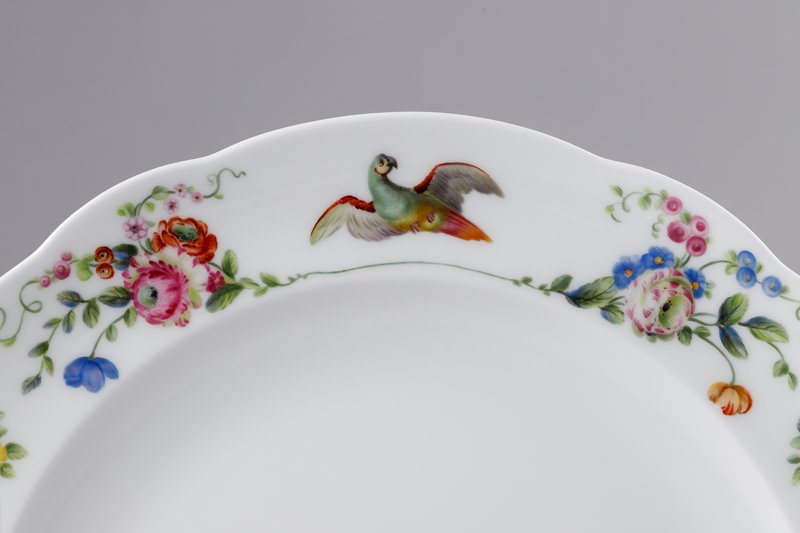 Assiette aux oiseaux de style XVIIIe siècle